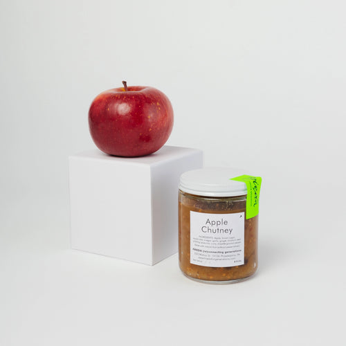 glass_with_apple_chutney_standing_next_to_red_apple